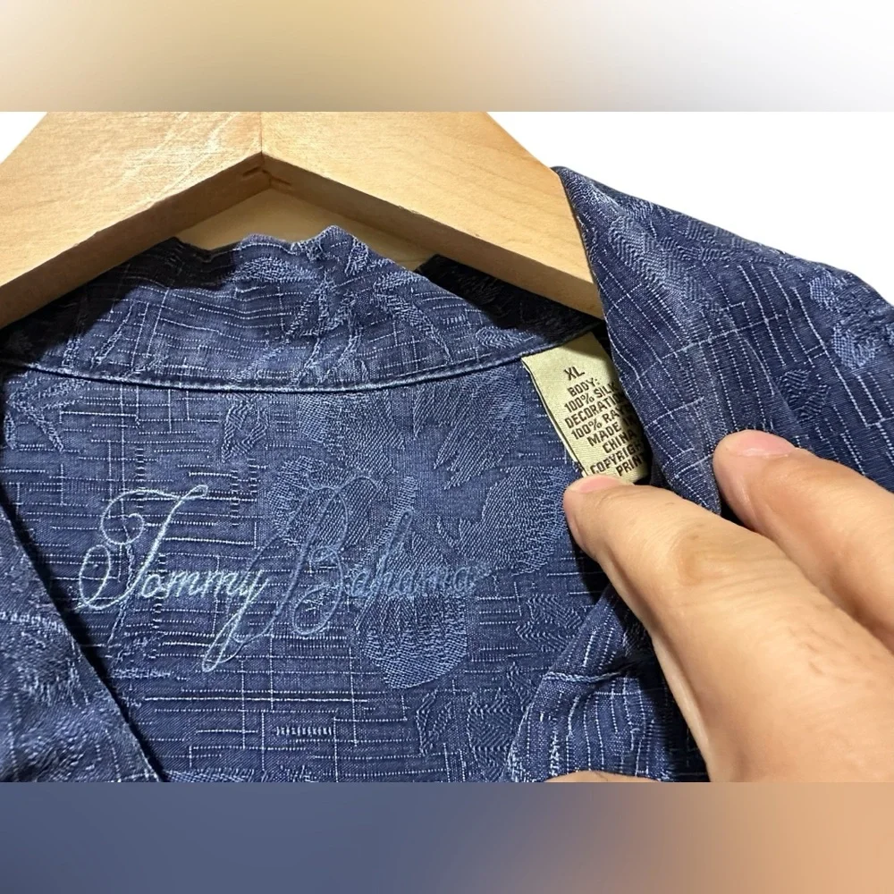 Tommy Bahama Blue XL 100% Silk Embroidered Camp Shirt‎
